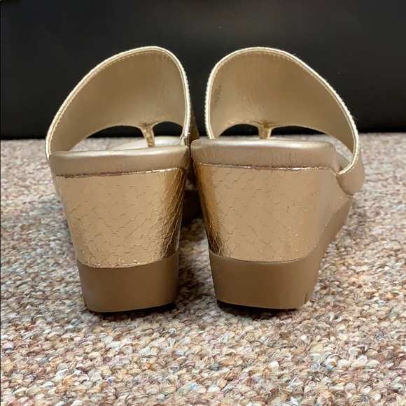 Bandolino Gold clogs- new Size 9, 3” heels - Picture 5 of 7